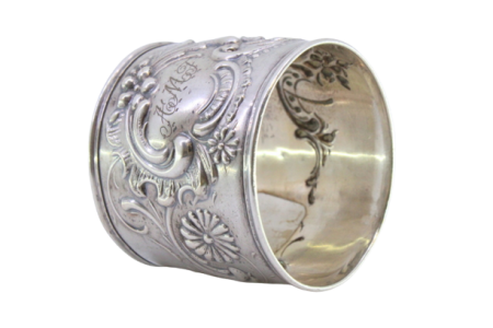 Argola de guardanapo em prata com motivos florais relevados ao estilo Arte Nova.